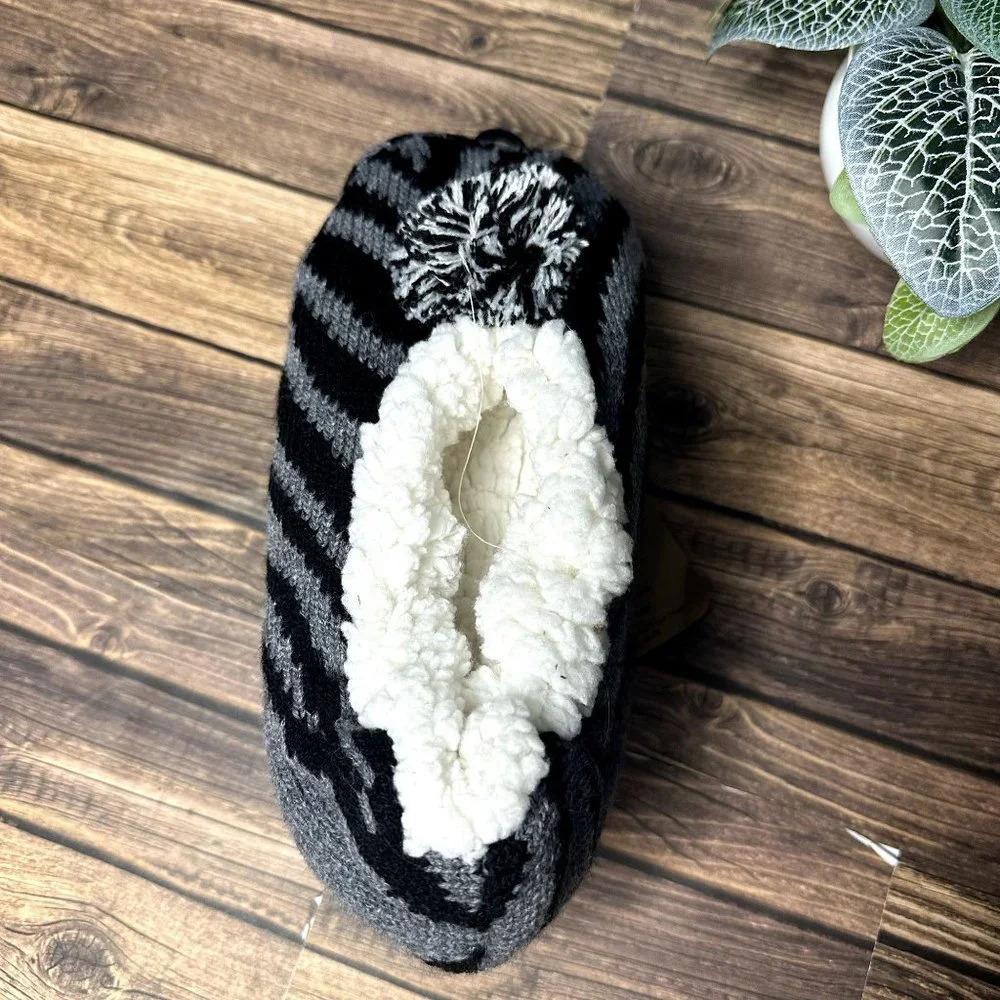 NWT Northeast Outfitters Youth Cozy Cabin Zebra Slippers Size Small (Black)